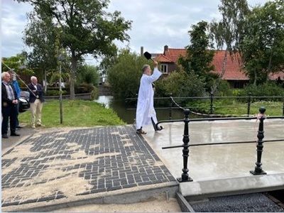 Inzegening nieuwe brug naar St. Jan de Doperkerk in Wateringen